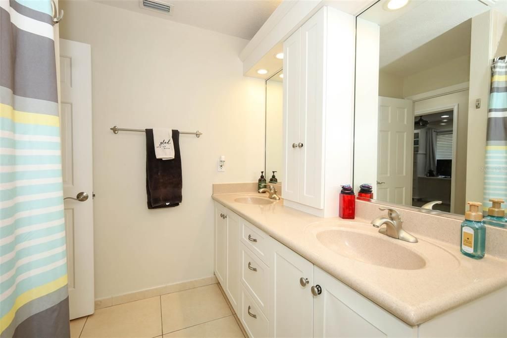 合同活跃: $749,900 (5 贝兹, 3 浴室, 2598 平方英尺)