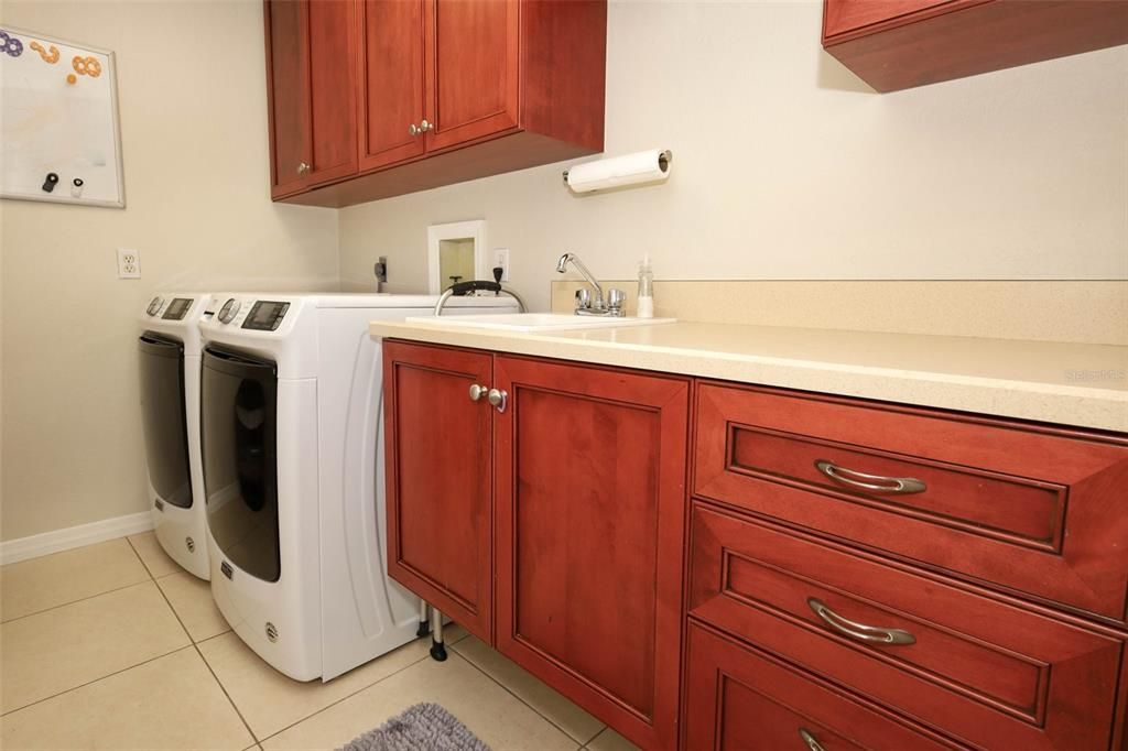 合同活跃: $749,900 (5 贝兹, 3 浴室, 2598 平方英尺)