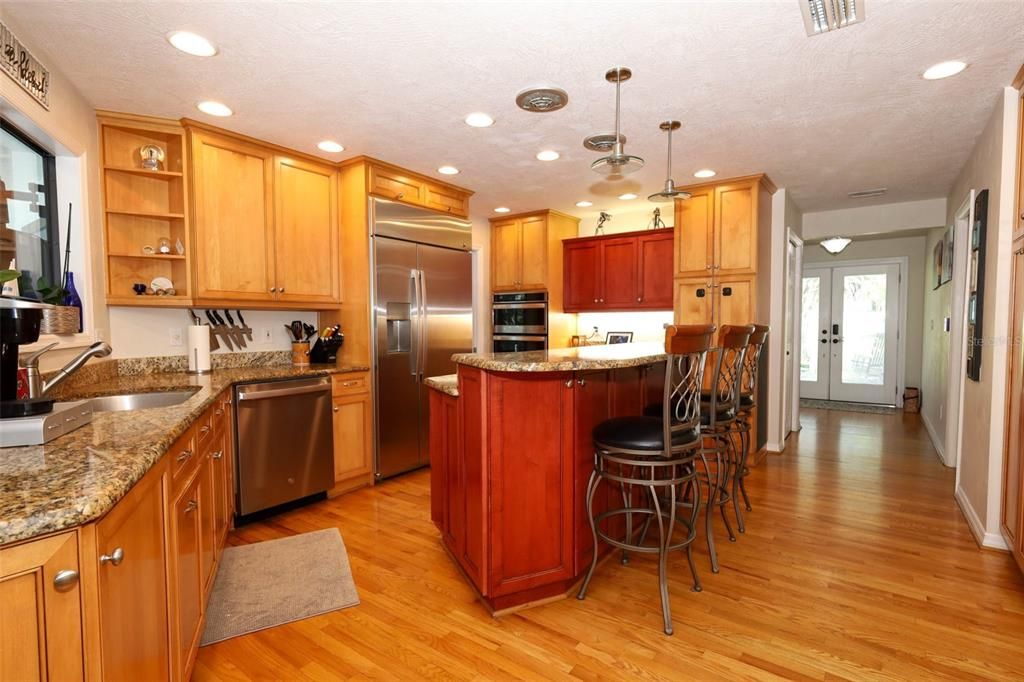 合同活跃: $749,900 (5 贝兹, 3 浴室, 2598 平方英尺)