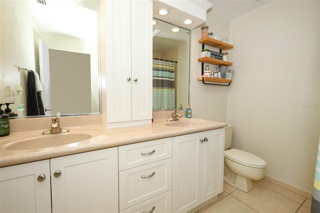 合同活跃: $749,900 (5 贝兹, 3 浴室, 2598 平方英尺)