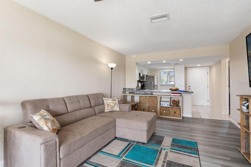 待售: $154,000 (2 贝兹, 2 浴室, 871 平方英尺)