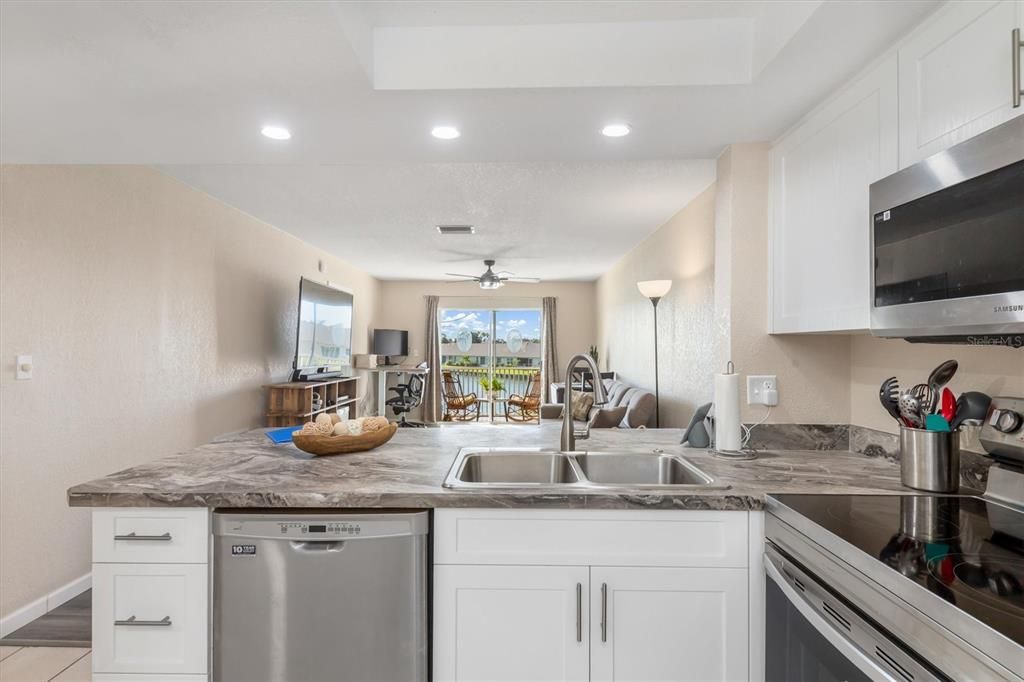 待售: $154,000 (2 贝兹, 2 浴室, 871 平方英尺)