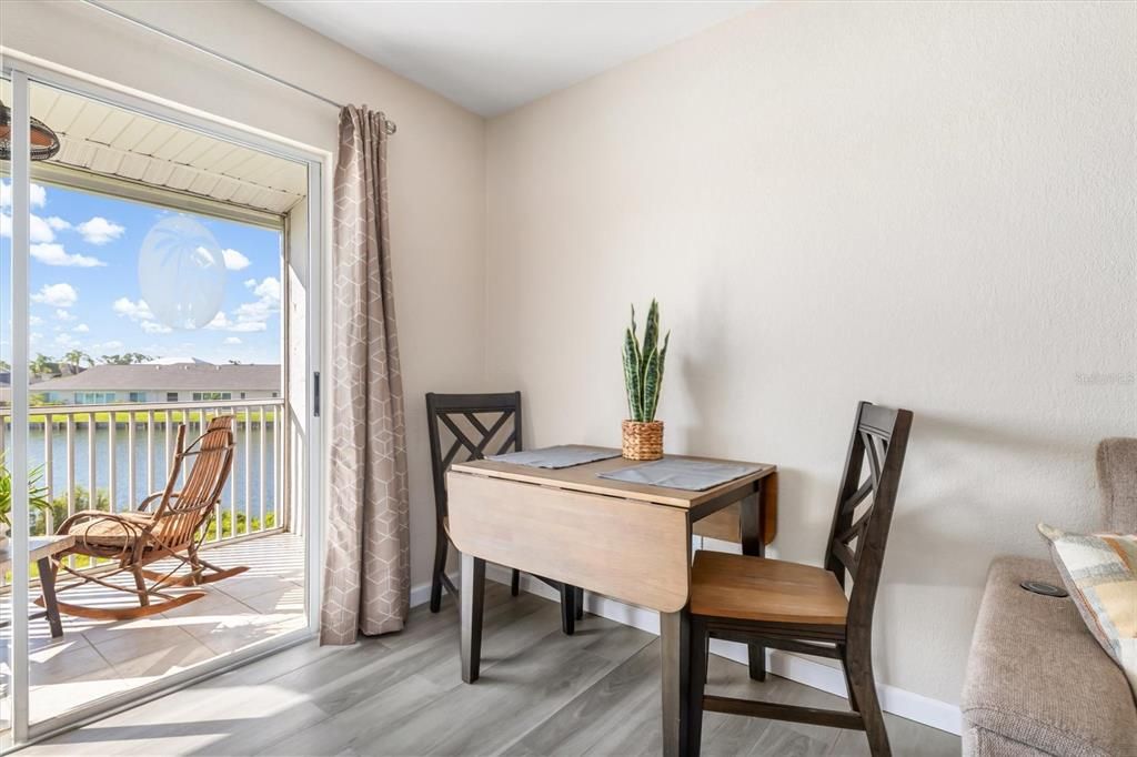 待售: $154,000 (2 贝兹, 2 浴室, 871 平方英尺)