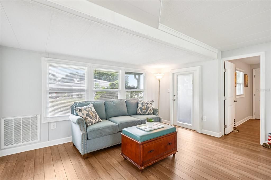 待售: $90,000 (2 贝兹, 2 浴室, 792 平方英尺)