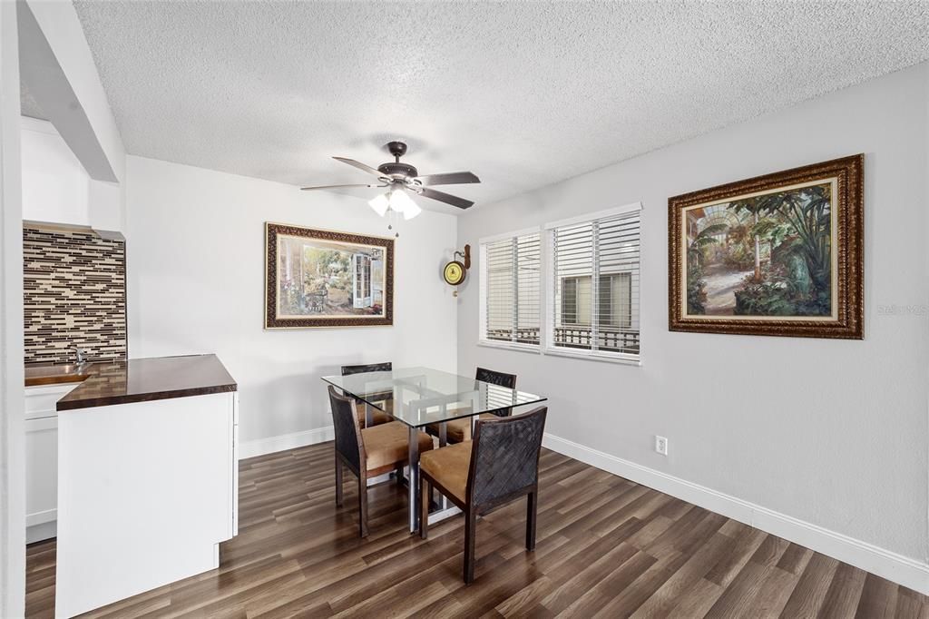 待售: $99,000 (1 贝兹, 1 浴室, 702 平方英尺)