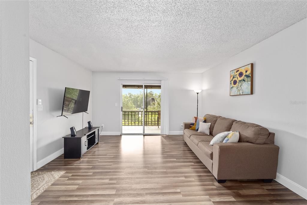 待售: $99,000 (1 贝兹, 1 浴室, 702 平方英尺)