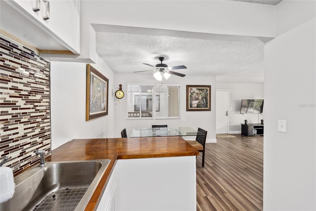 待售: $99,000 (1 贝兹, 1 浴室, 702 平方英尺)