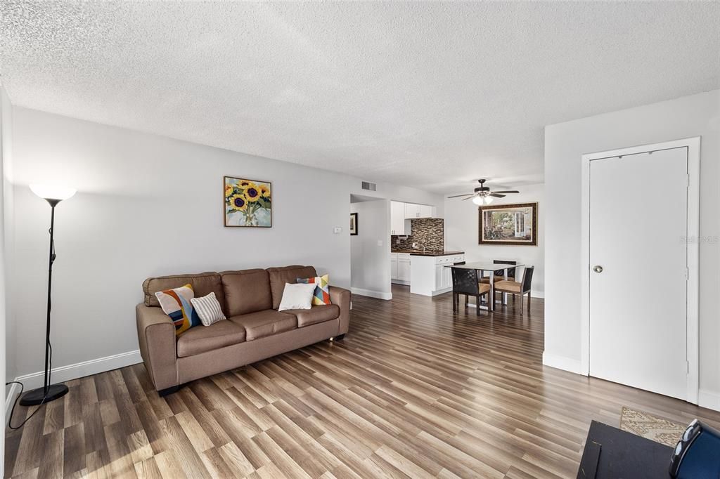 待售: $99,000 (1 贝兹, 1 浴室, 702 平方英尺)