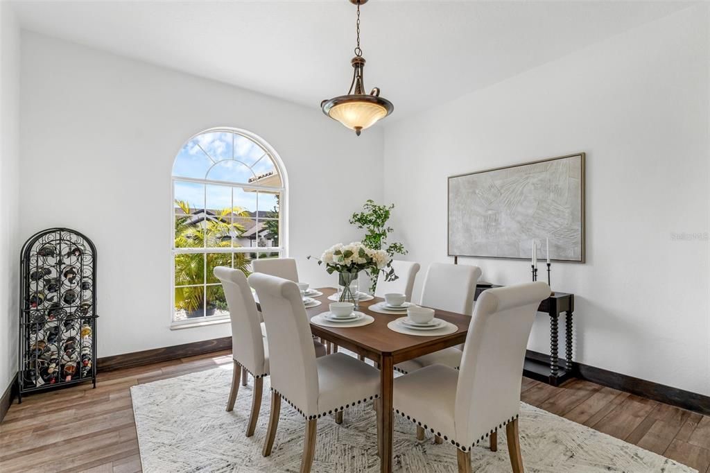 Под контрактом: $639,900 (4 спален, 3 ванн, 2518 Квадратных фут)