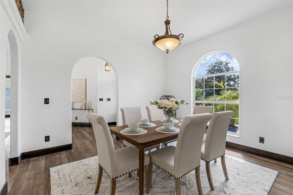 Под контрактом: $639,900 (4 спален, 3 ванн, 2518 Квадратных фут)