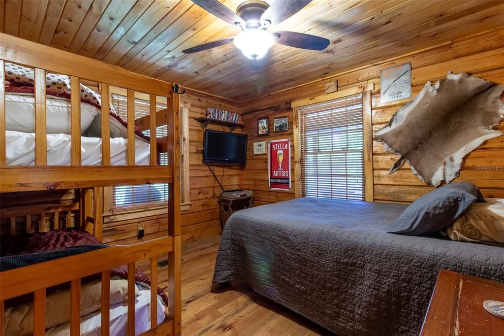 For Sale: $349,900 (3 beds, 1 baths, 1135 Square Feet)