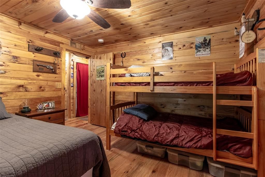 For Sale: $349,900 (3 beds, 1 baths, 1135 Square Feet)