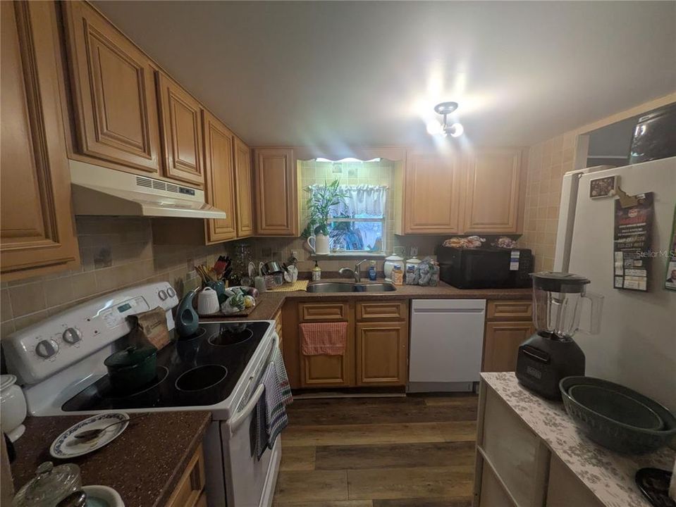 Active With Contract: $125,000 (2 beds, 2 baths, 864 Square Feet)