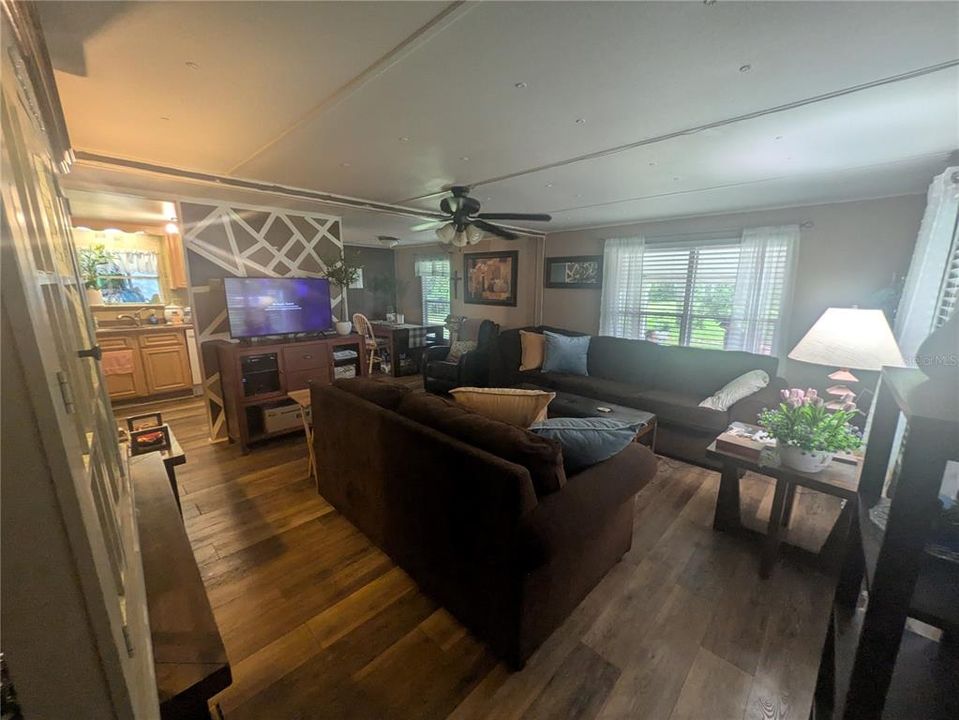 Active With Contract: $125,000 (2 beds, 2 baths, 864 Square Feet)