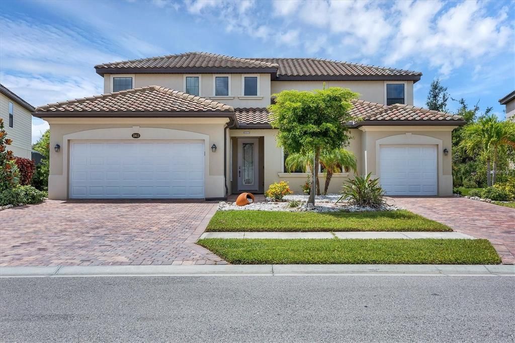 Под контрактом: $799,000 (6 спален, 4 ванн, 3905 Квадратных фут)