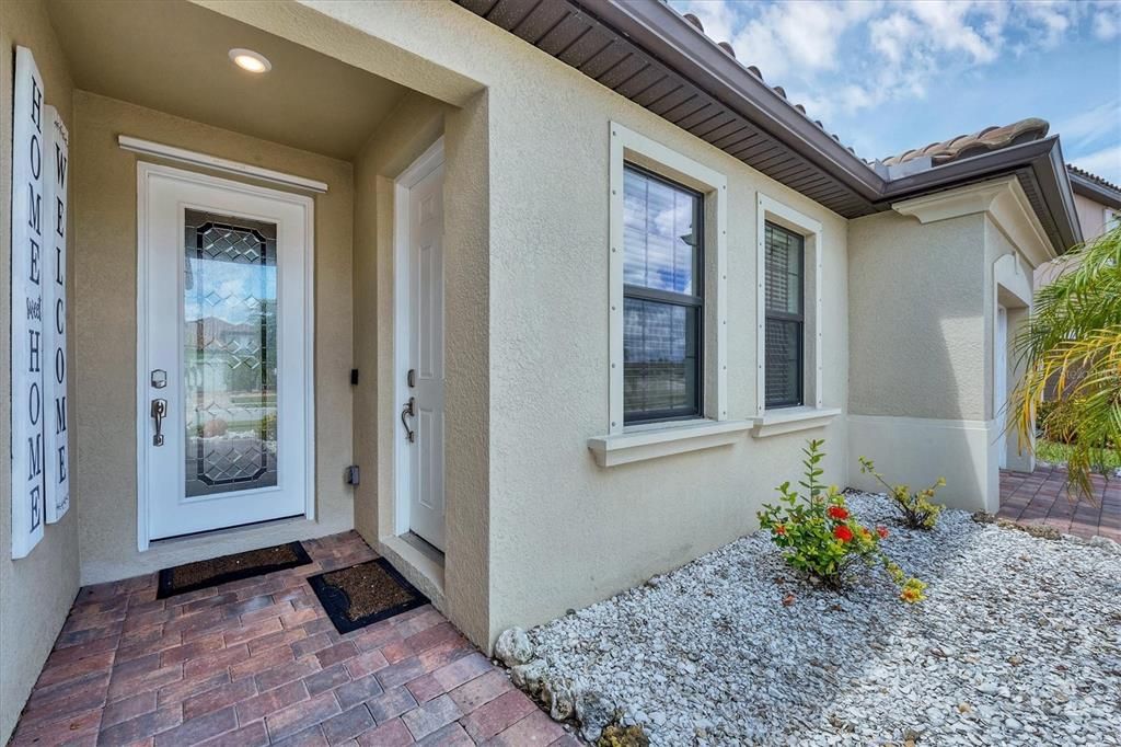 Под контрактом: $799,000 (6 спален, 4 ванн, 3905 Квадратных фут)