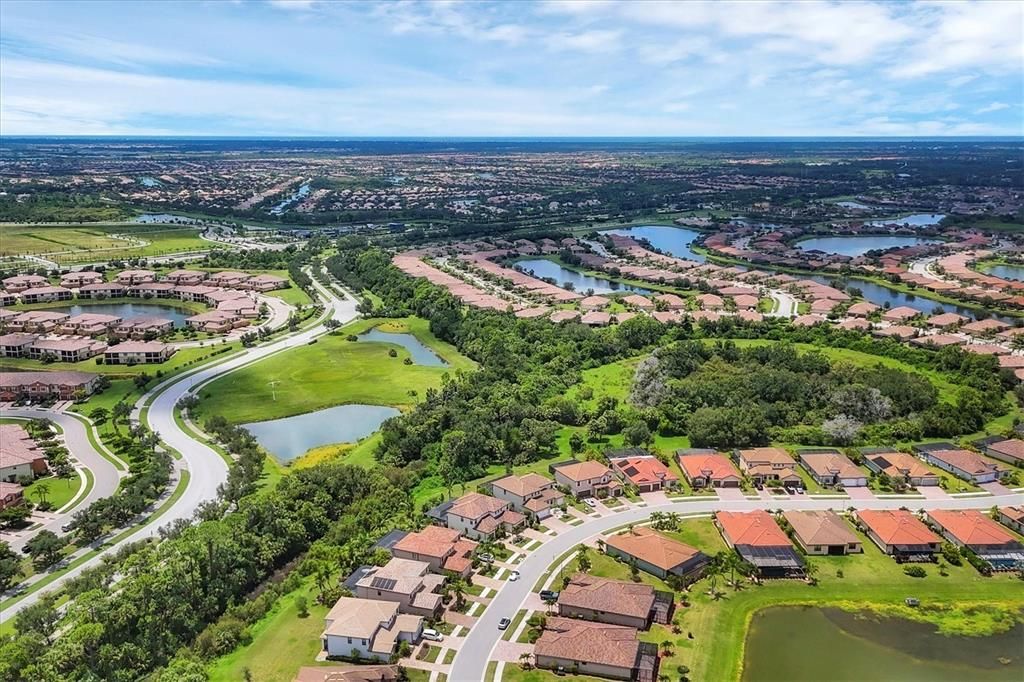 Под контрактом: $799,000 (6 спален, 4 ванн, 3905 Квадратных фут)