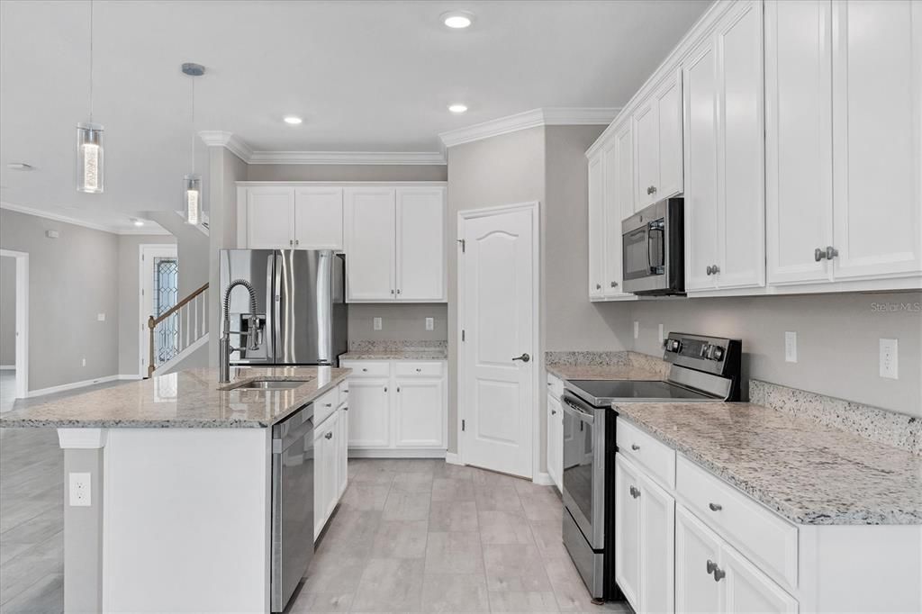 Под контрактом: $799,000 (6 спален, 4 ванн, 3905 Квадратных фут)