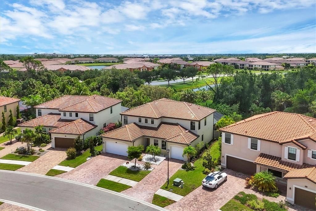 Под контрактом: $799,000 (6 спален, 4 ванн, 3905 Квадратных фут)