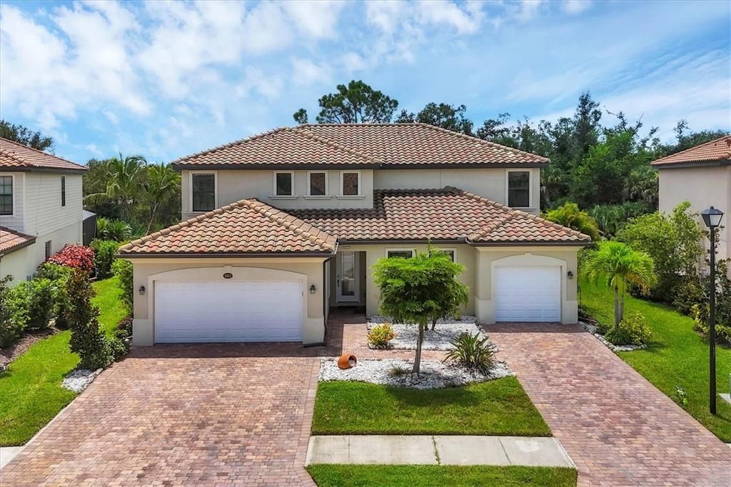 Под контрактом: $799,000 (6 спален, 4 ванн, 3905 Квадратных фут)