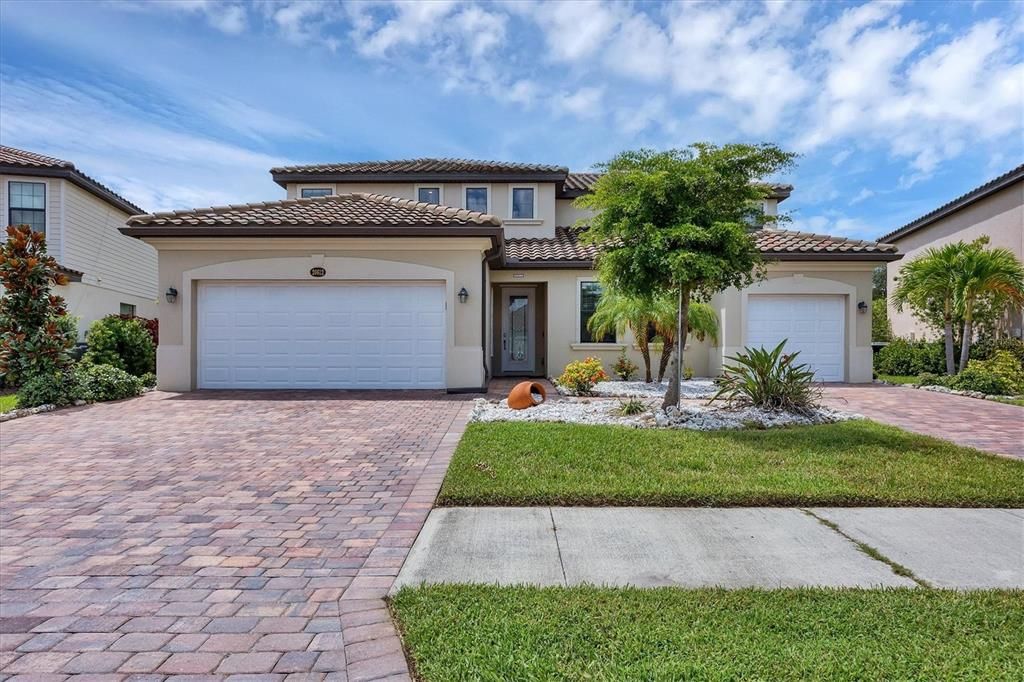 Под контрактом: $799,000 (6 спален, 4 ванн, 3905 Квадратных фут)