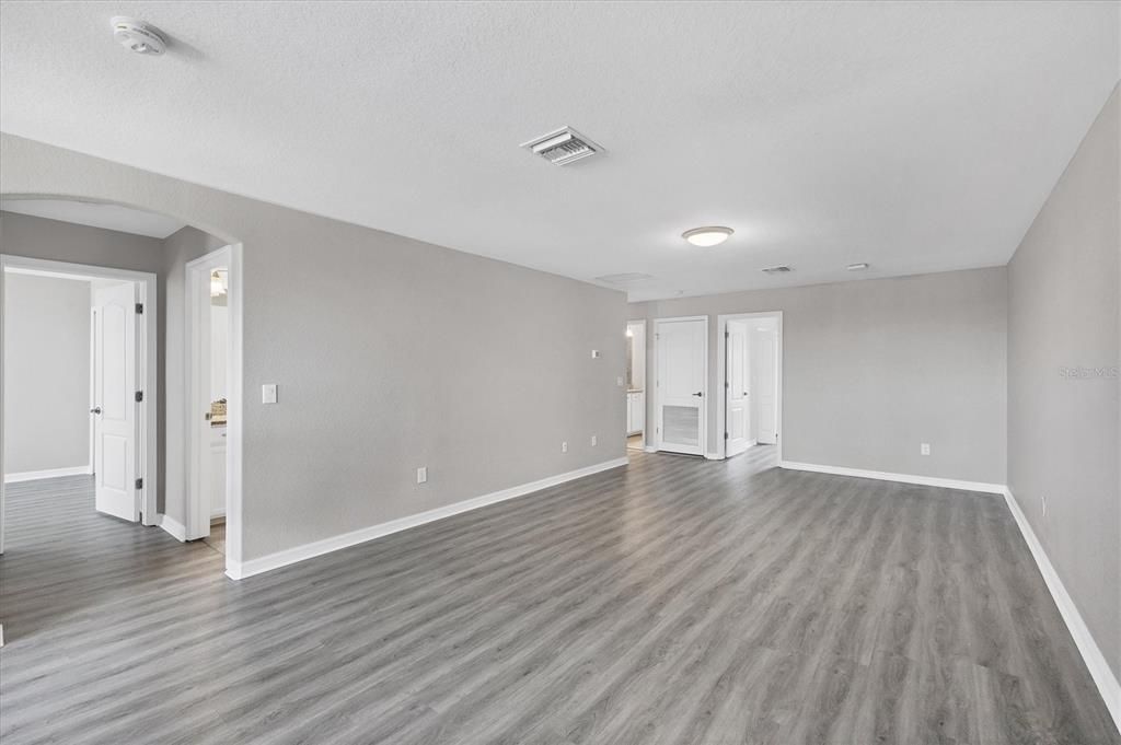 Под контрактом: $799,000 (6 спален, 4 ванн, 3905 Квадратных фут)