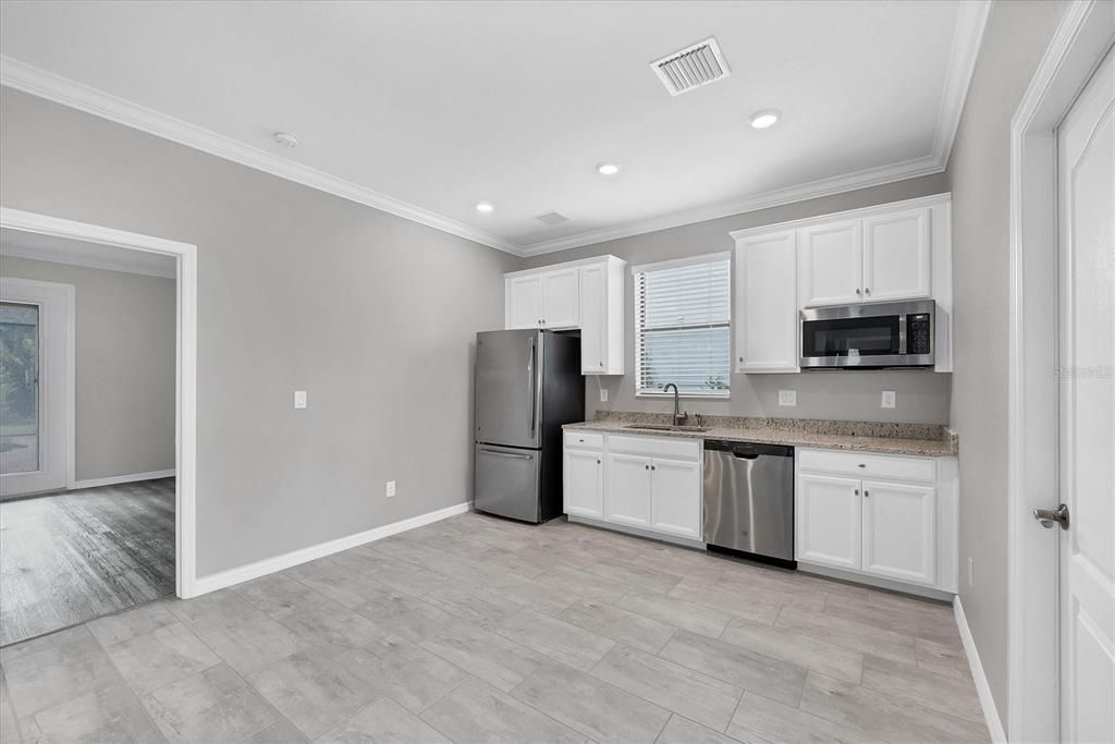 Под контрактом: $799,000 (6 спален, 4 ванн, 3905 Квадратных фут)