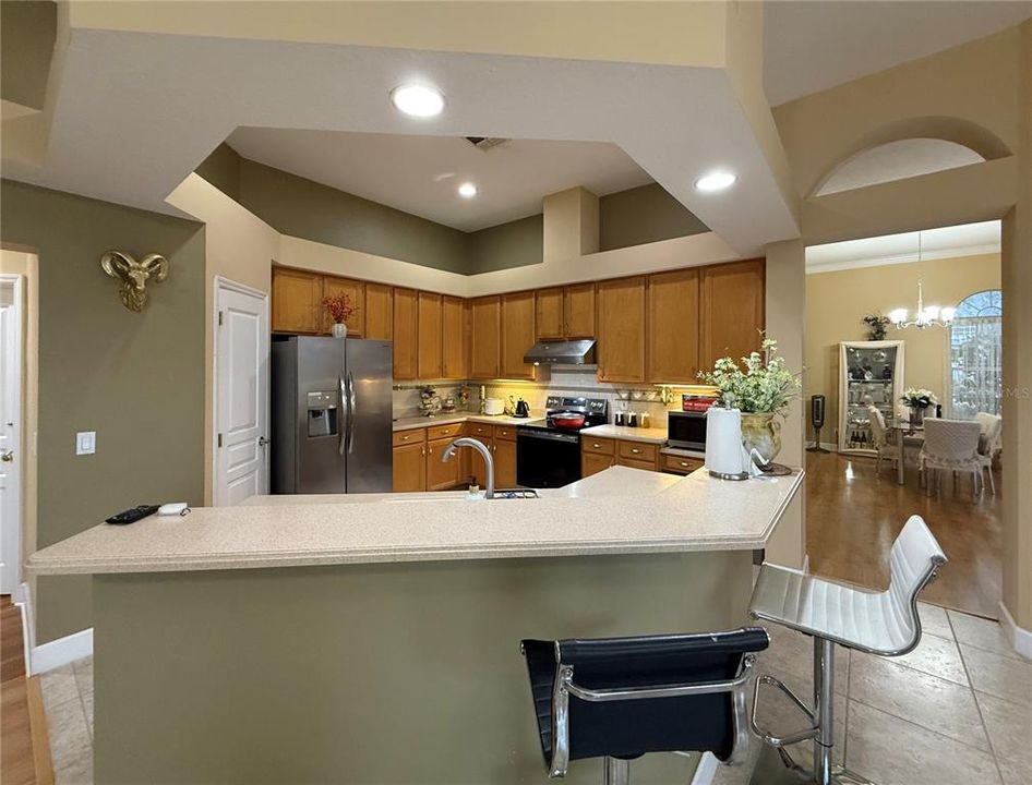 合同活跃: $665,000 (5 贝兹, 3 浴室, 2582 平方英尺)