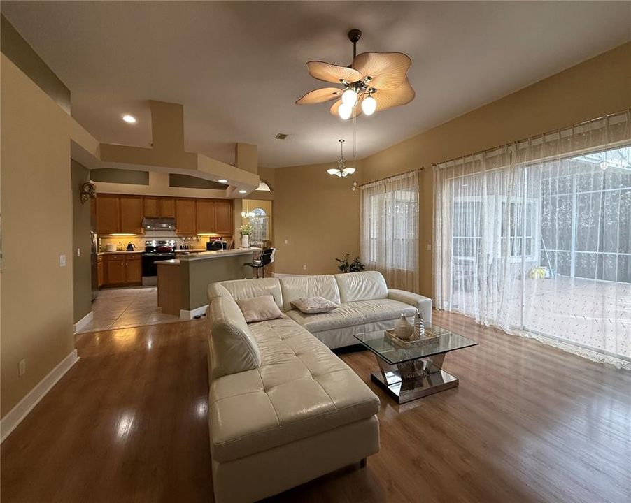 合同活跃: $665,000 (5 贝兹, 3 浴室, 2582 平方英尺)