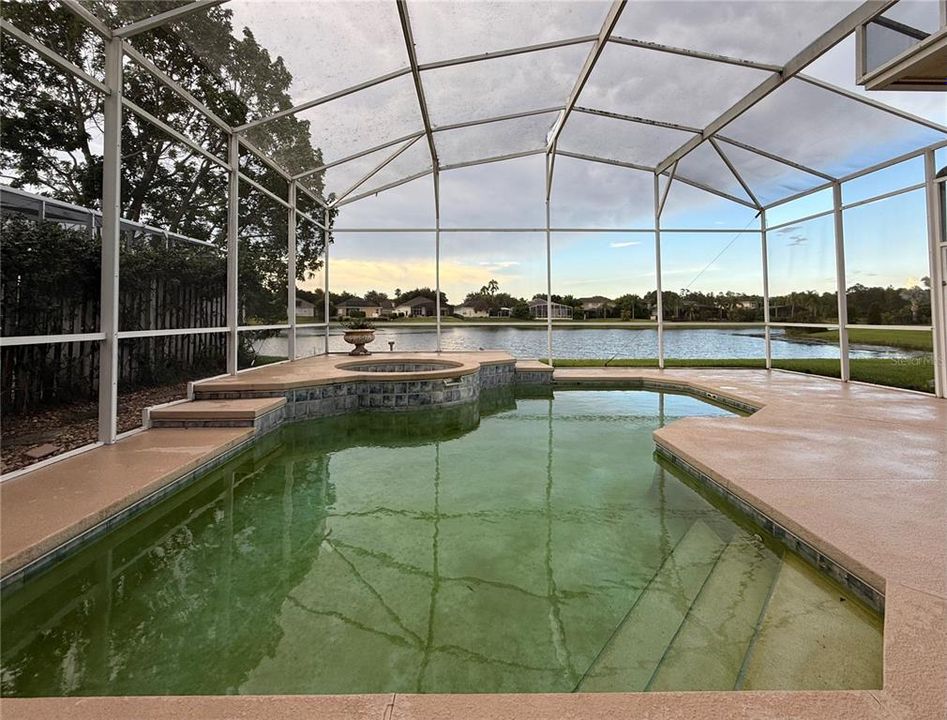 合同活跃: $665,000 (5 贝兹, 3 浴室, 2582 平方英尺)