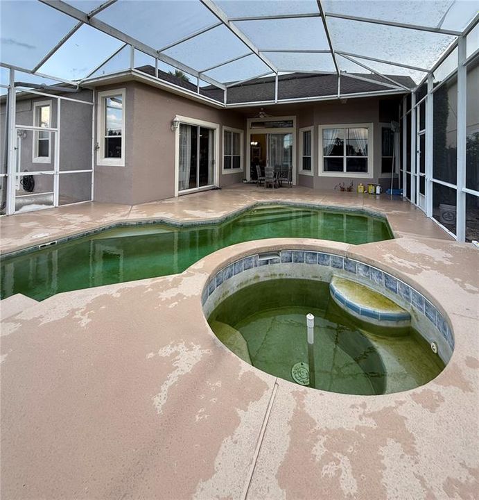 合同活跃: $665,000 (5 贝兹, 3 浴室, 2582 平方英尺)