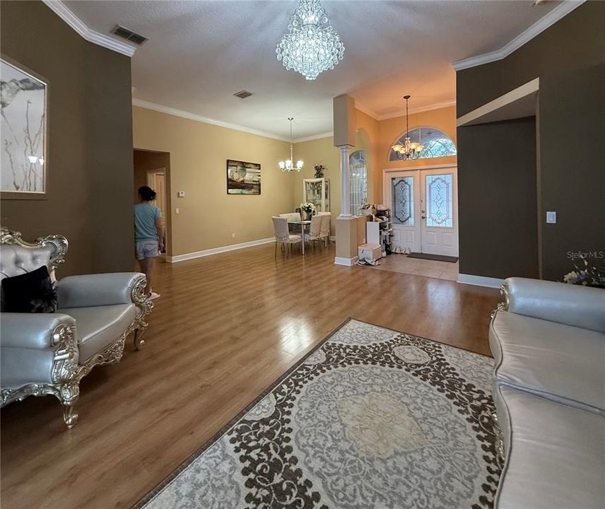 合同活跃: $665,000 (5 贝兹, 3 浴室, 2582 平方英尺)