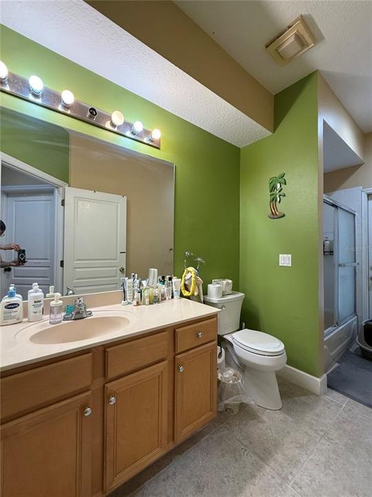 合同活跃: $665,000 (5 贝兹, 3 浴室, 2582 平方英尺)