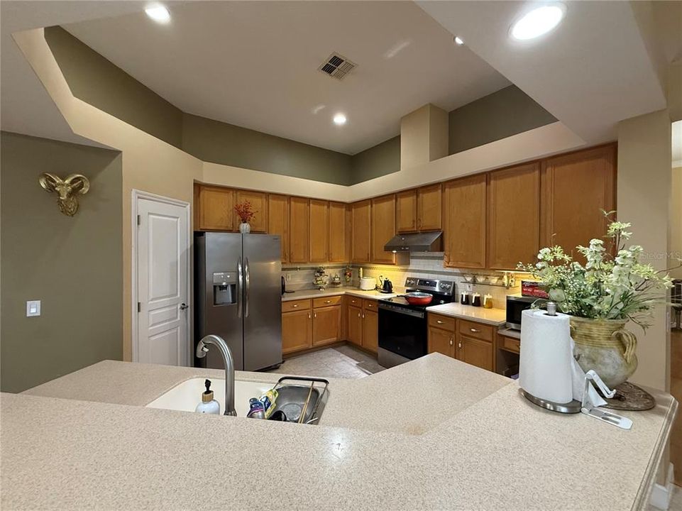 合同活跃: $665,000 (5 贝兹, 3 浴室, 2582 平方英尺)