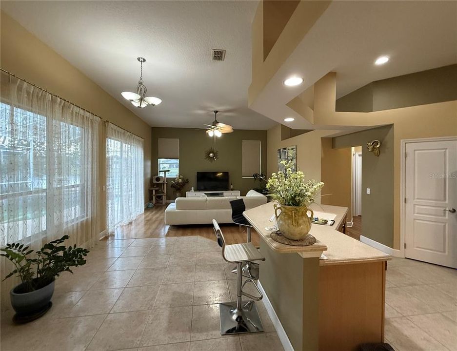 合同活跃: $665,000 (5 贝兹, 3 浴室, 2582 平方英尺)