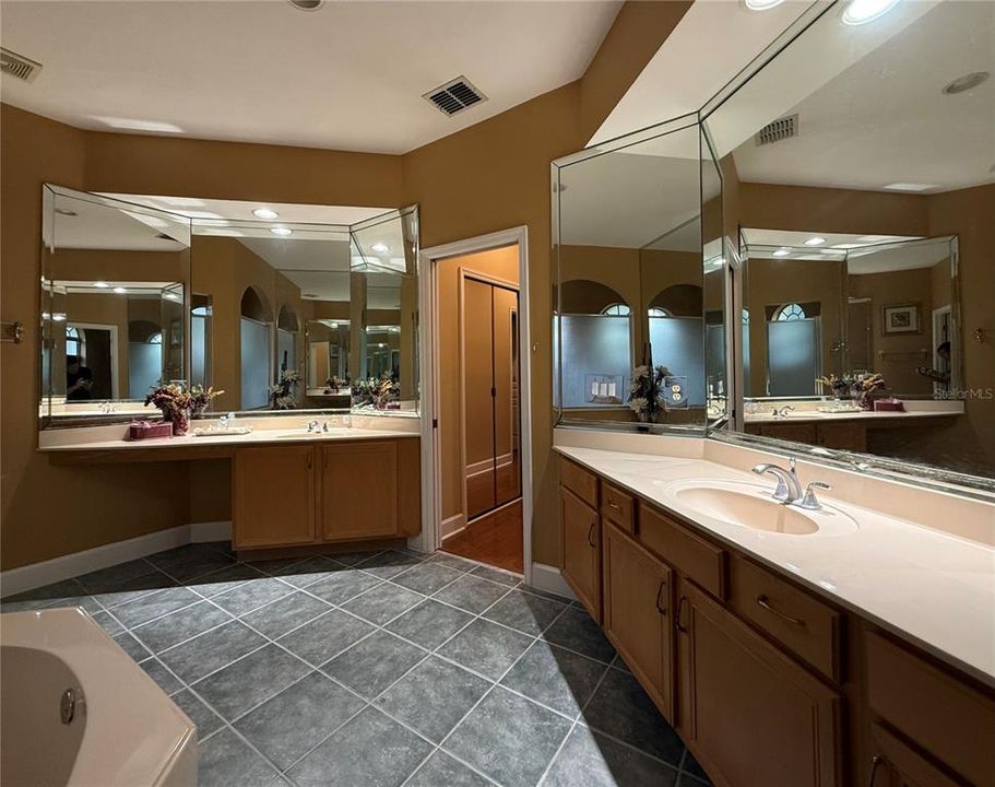 合同活跃: $665,000 (5 贝兹, 3 浴室, 2582 平方英尺)