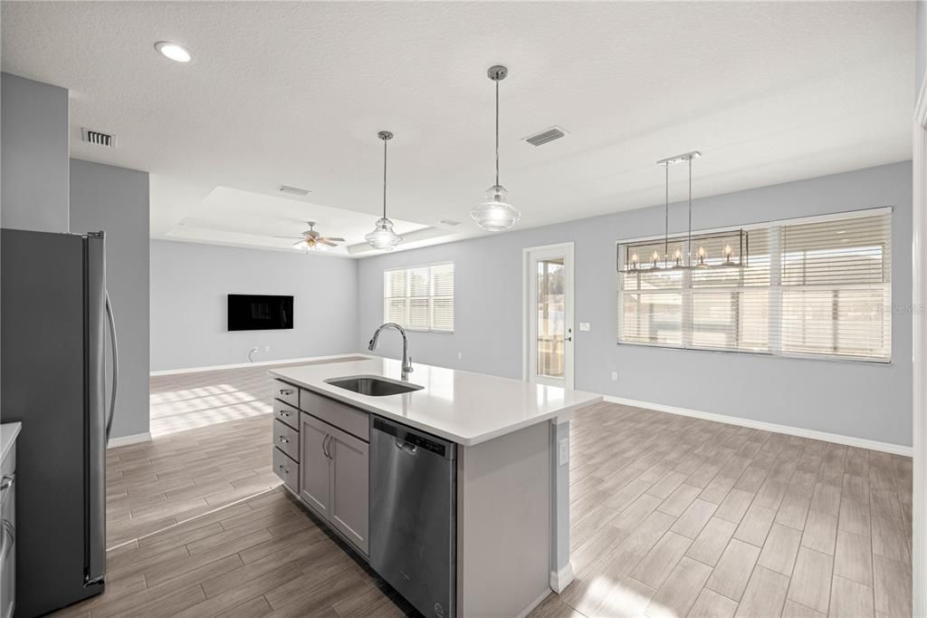 На продажу: $372,900 (4 спален, 2 ванн, 2183 Квадратных фут)