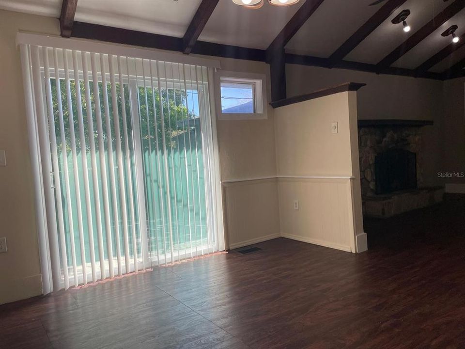 Active With Contract: $165,000 (3 beds, 2 baths, 1614 Square Feet)