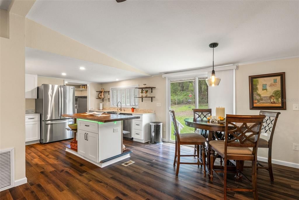 For Sale: $299,000 (2 beds, 2 baths, 1248 Square Feet)