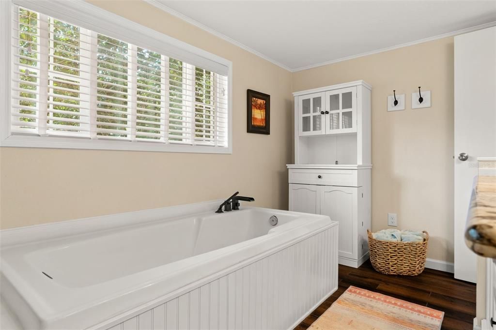 For Sale: $299,000 (2 beds, 2 baths, 1248 Square Feet)