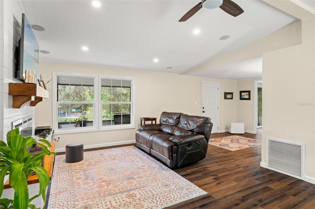 For Sale: $299,000 (2 beds, 2 baths, 1248 Square Feet)