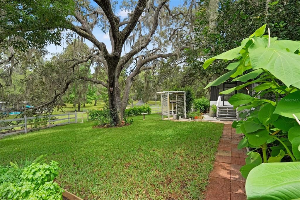 For Sale: $299,000 (2 beds, 2 baths, 1248 Square Feet)