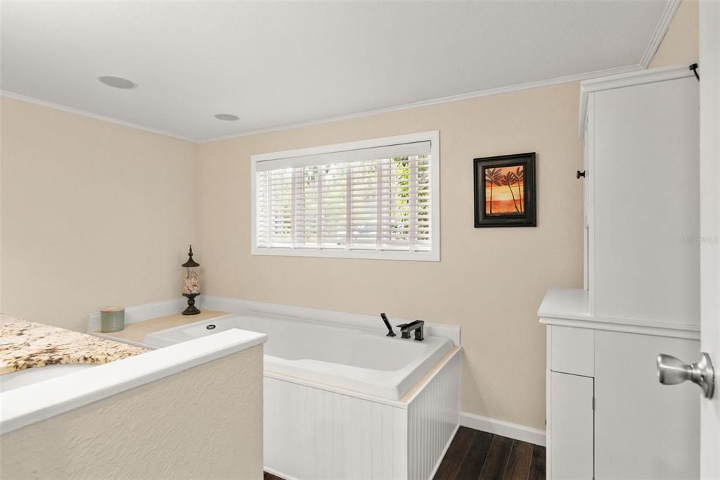 For Sale: $299,000 (2 beds, 2 baths, 1248 Square Feet)