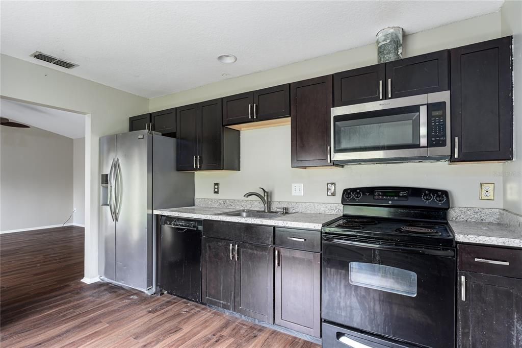 待售: $138,900 (2 贝兹, 2 浴室, 960 平方英尺)