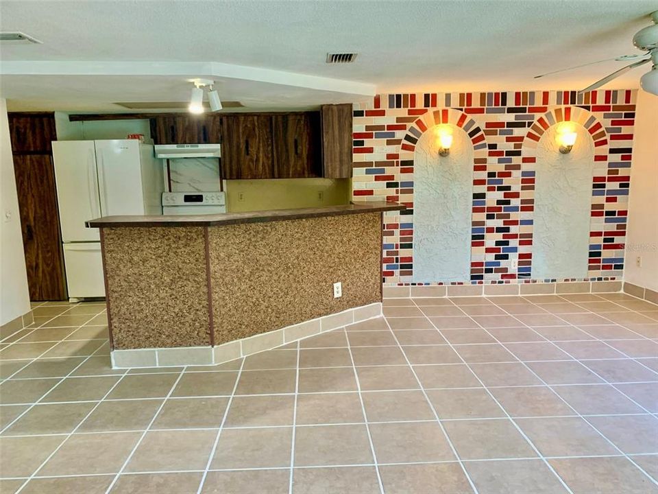 合同活跃: $245,000 (2 贝兹, 2 浴室, 1497 平方英尺)