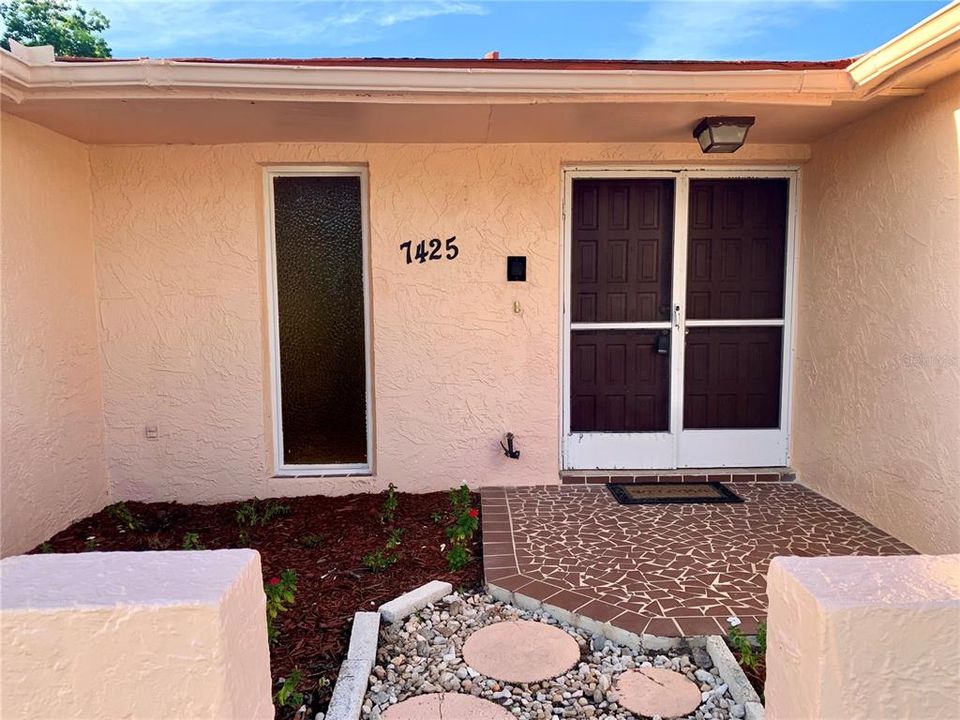 合同活跃: $245,000 (2 贝兹, 2 浴室, 1497 平方英尺)