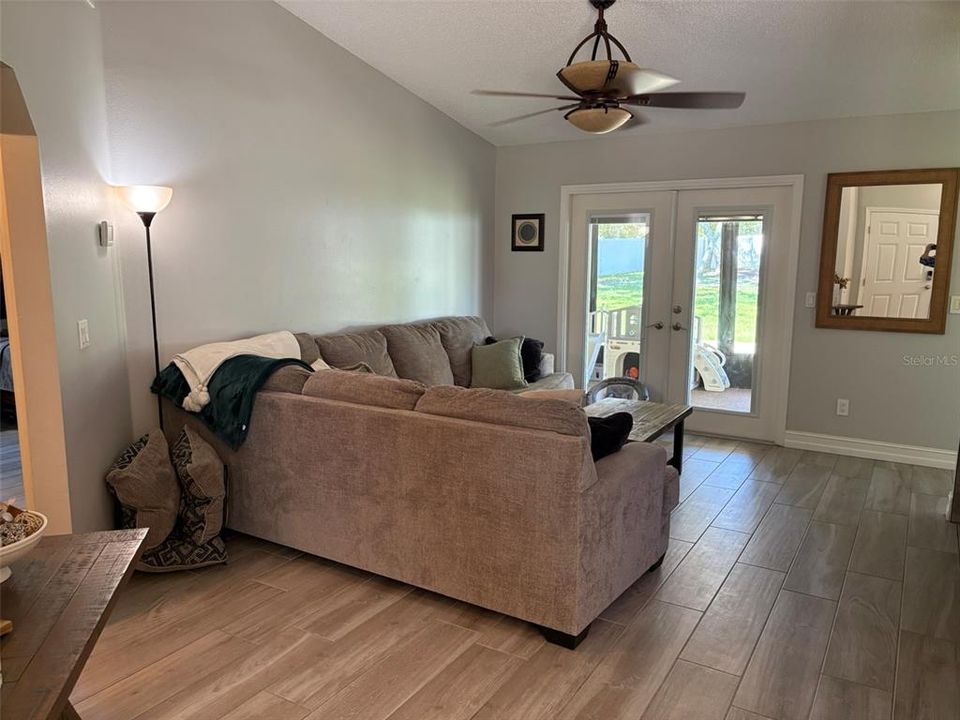 Activo con contrato: $230,000 (3 camas, 2 baños, 1402 Pies cuadrados)