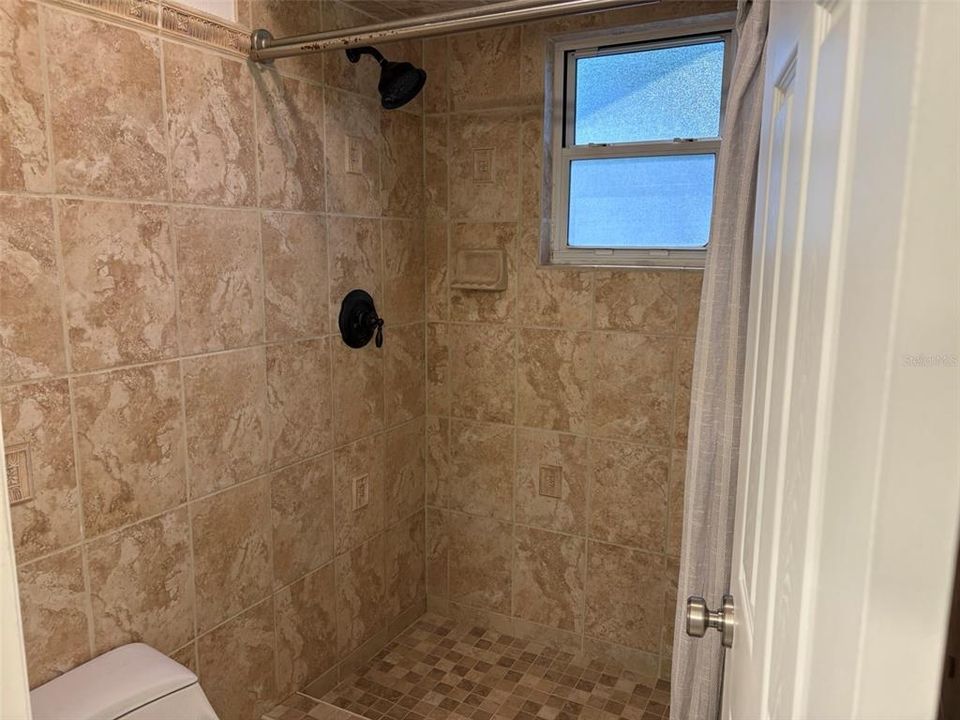 Activo con contrato: $230,000 (3 camas, 2 baños, 1402 Pies cuadrados)