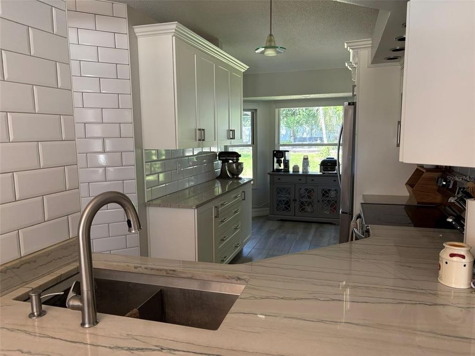 Activo con contrato: $230,000 (3 camas, 2 baños, 1402 Pies cuadrados)