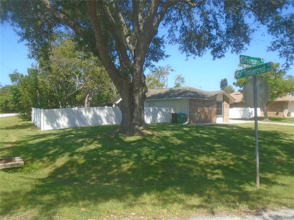 Activo con contrato: $230,000 (3 camas, 2 baños, 1402 Pies cuadrados)